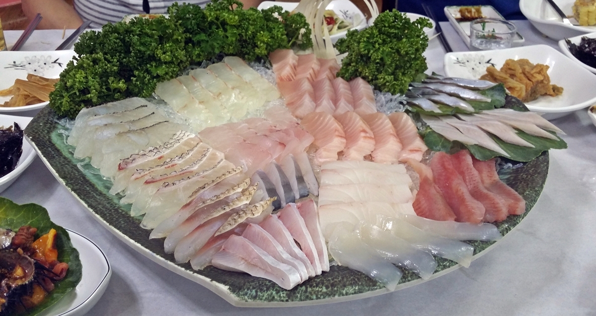 여수 이강운 명품선어의 감칠맛나는 선어회다. 
