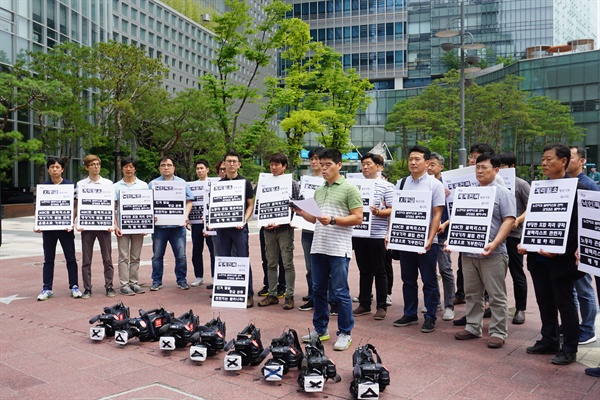  MBC 카메라 기자들이 카메라를 내려놓았다. 8일 오전 MBC 영상기자회는 'MBC판 블랙리스트'를 비판하면서 서울 상암동 MBC 사옥 앞에서 시위를 벌였다. 
