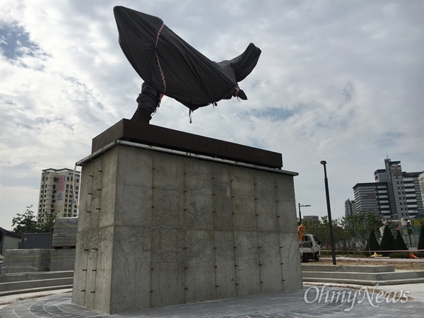 8일 의정부역 앞에 조성 중인 근린공원에 설치된 안중근 의사 동상. 동상 전면 하단에는 '대한의사 안중근'이라고 적혀 있다. 현재 포장된 상태로 대중에 공개되진 않은 상태다. 