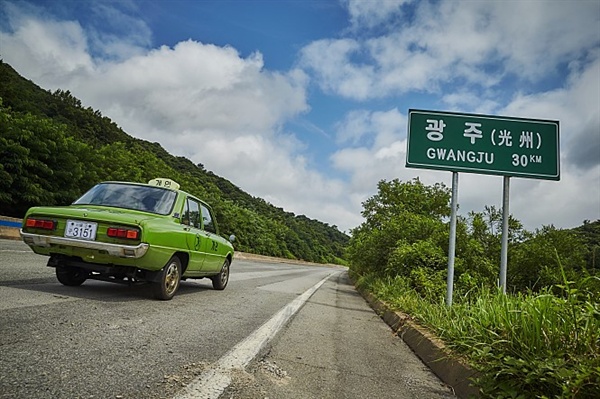  <택시운전사>에서 김만섭의 택시는 1980년 5월의 고립된 광주에 들어가기 위해 시간을 거스르기라도 하듯 반복적으로 후진한다.