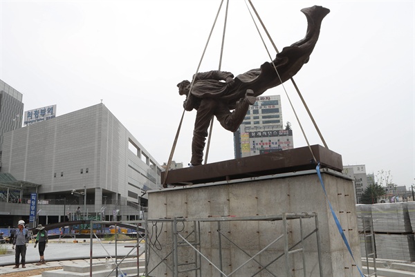 지난 8월 8일 경기도 의정부시 의정부역 광장 근린공원에서 설치된 안중근 동상. 의정부시 관계자들이 중국 측이 기증한 안중근 동상을 설치하고 있다. 