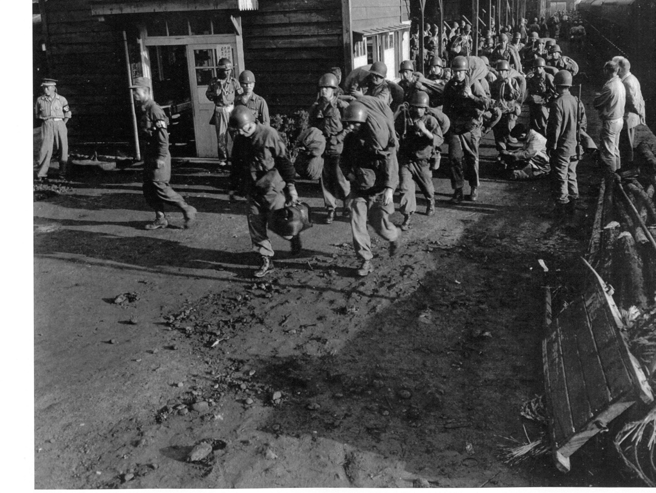  1950. 7. 대전. 한국전쟁이 일어난 후 최초로 도착한 미군 스미스부대가 열차에서 내려 전선(오산)으로 떠나고 있다.
