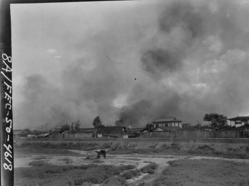  1950. 7. 21.  미 전투기의 폭격으로 불타는 대전.