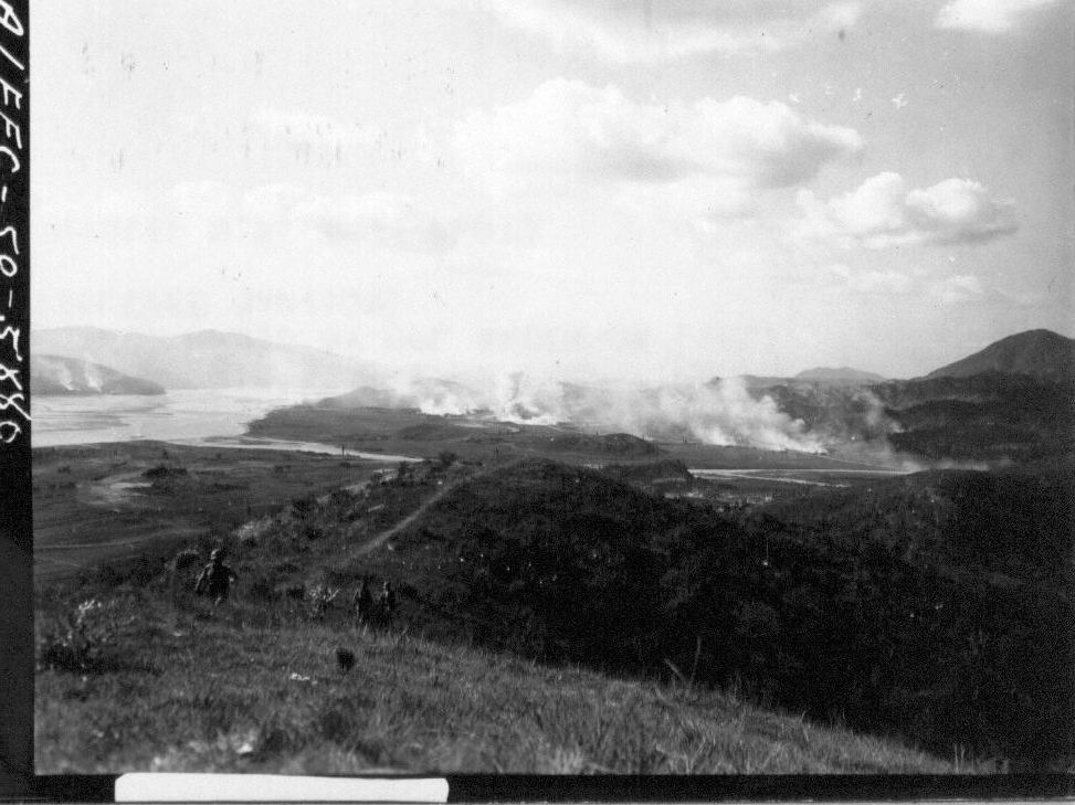  1950. 8. 10. 낙동강 유역의 한 마을이 미 전투기의 폭격으로 불타고 있다.