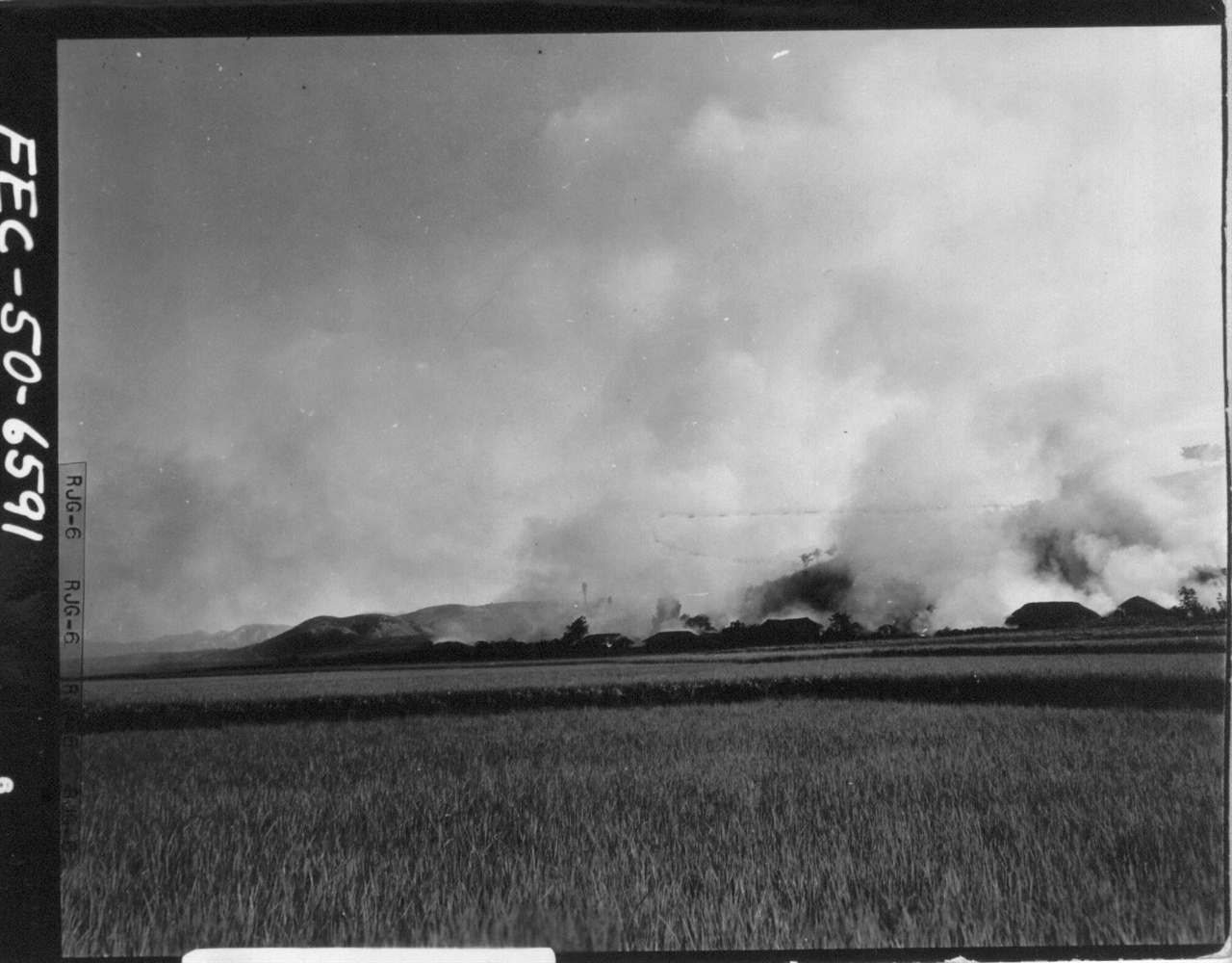  1950. 8. 20. 포항 부근의 한 마을이 미군 전투기 폭격으로 불타고 있다.