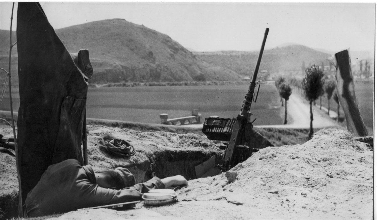  1950. 8. 20. 다부동전투에서 한 유엔군 병사가 피로에 지쳐 기관총도 팽개친 채 참호에서 자고 있다.
