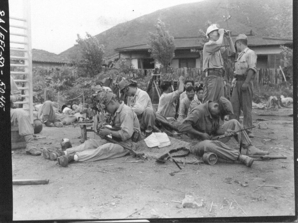  1950. 7. 29. 경북 영덕. 국군이 전투가 없는 휴식시간을 이용하여 병기 손질을 하고 있다.