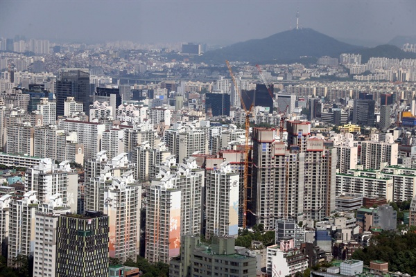 지난 3일부터 서울, 경기도 과천, 세종시가 투기과열지구로 지정돼 주택 대출 한도가 축소되고 재건축·재개발 지위 양도가 대폭 제한 된다. 서울 중 강남·서초·송파·강동 등 강남 4개구를 비롯해 용산, 성동, 노원, 마포, 양천, 영등포, 강서 등 11개 구와 세종시는 추가로 대출 규제 등이 적용되는 투기지역으로 다시 묶인다. 이날 서울시내 송파구 아파트 단지 모습. 