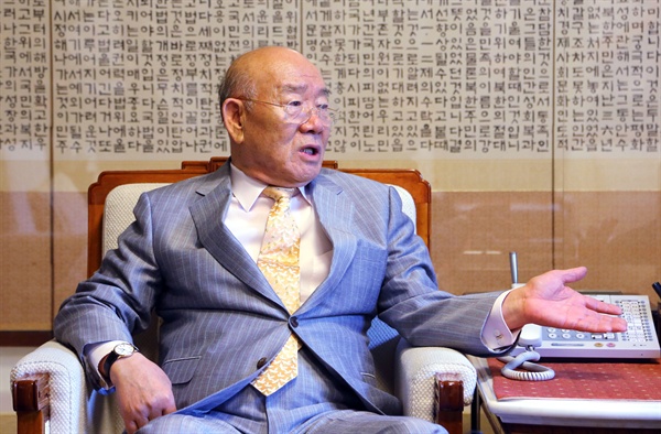 전두환 전 대통령이 2015년 6월 29일 오전 서울 연희동 자택에서 황교안 국무총리와 환담하고 있다.