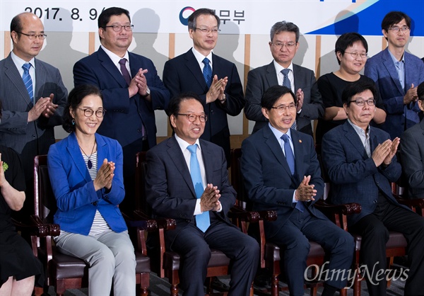 9일 오후 경기도 과천 정부과천청사 법무부 대회의실에서 법무-검찰 개혁위원회 발족식에서 위원들이 기념 촬영을 하고 있다. 