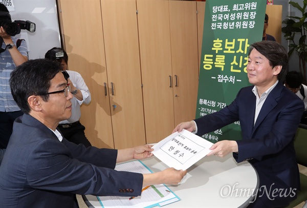 국민의당 안철수 전 대표가 10일 오전 서울 여의도 당사에서 8.27 전당대회 당대표 선거 후보등록을 하고 있다. 