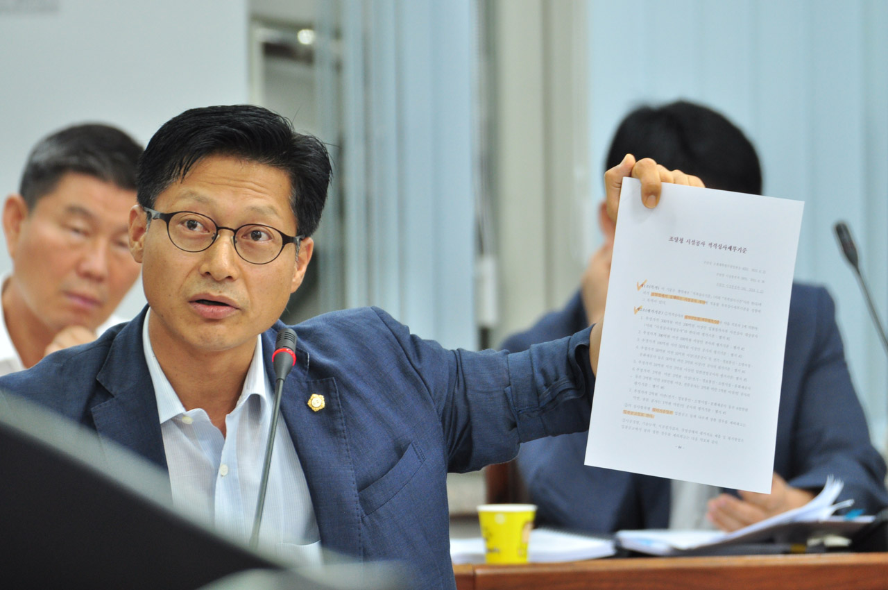 질의하고 있는 이영준 자유한국당 시의원