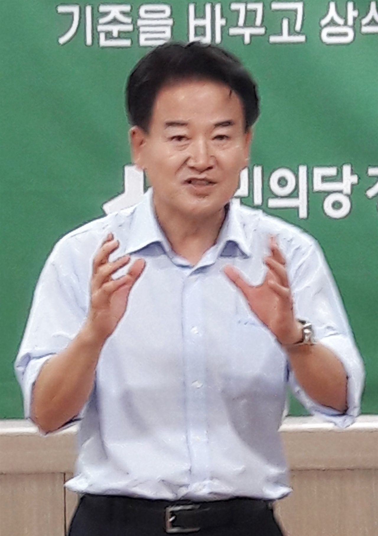 정동영 간담회 국민의당 정동영 의원이 9일 경남 창원시에 있는 국민의당 경남도당을 방문, 당원 등과 간담회를 갖고 8.27 전당대회에서 대표출마 배경을 설명하고 있다.