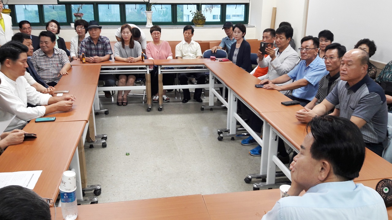 국민의당 정동영 의원이 9일 경남 창원시에 있는 국민의당 경남도당을 방문, 당원 등과 간담회를 갖고 8.27 전당대회에서 대표출마 배경을 설명하고 있다.