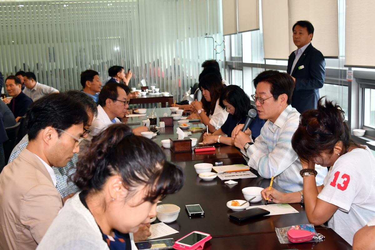 이재명 성남시장이 8월 10일 성남시청에서 성남지역기자 초청 간담회를 가졌다.