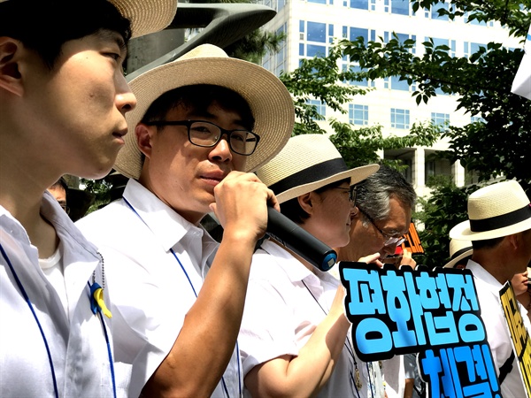 '한반도 디톡스' 반미통일선봉대는 10일 부산 미영사관 앞에서 "생화학 실험실 운영 규탄, 한반도 긴장고조 중단, 평화협정 체결 촉구 기자회견"을 열었다.