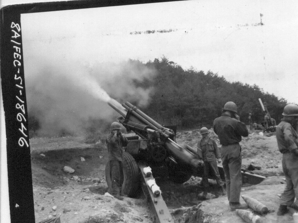  유엔군의 155mm 곡사포가 적진을 향하여 불을 뿜고 있다.
