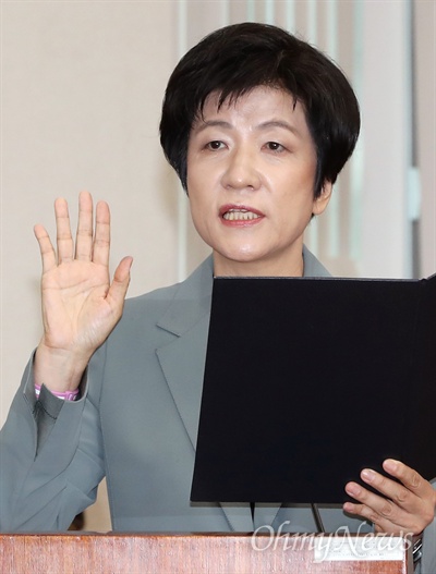 김영주 고용노동부장관 후보자가 11일 국회 환경노동위원회에서 열린 인사청문회에서 증인선서를 하고 있다. 