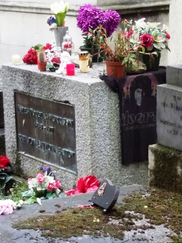 프랑스 파리 ‘페르 라셰즈 공동묘지’에 자리한 짐 모리슨의 묘지.