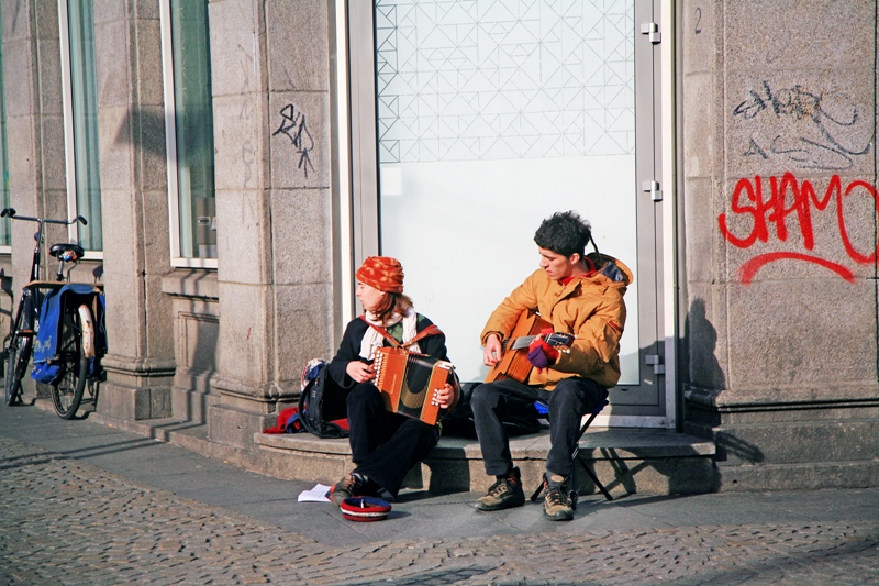 파리 거리에선 짐 모리슨의 20대를 떠올리게 하는 거리의 예술가들을 어렵지 않게 만날 수 있다.