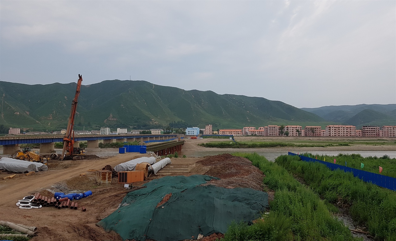 중국 도문시와 북한 남양시를 잇는 다리 건설 모습.