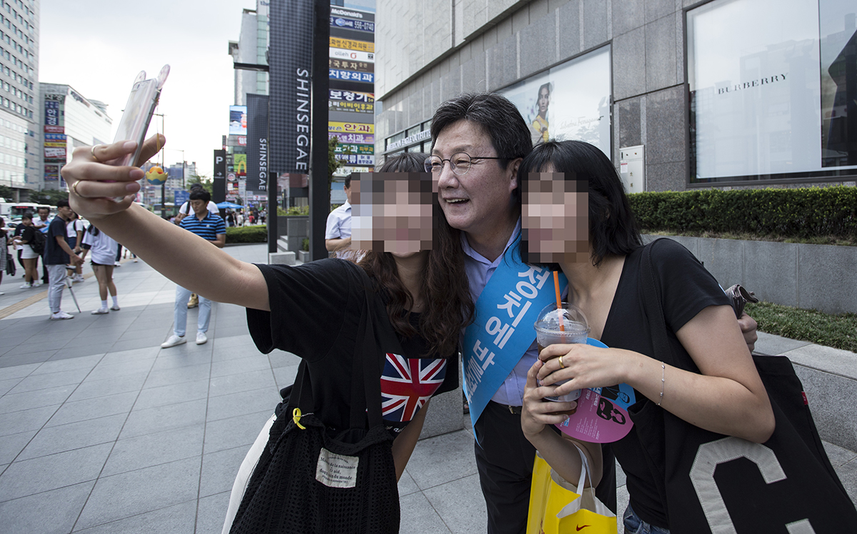 19대 대선후보였던 유승민 의원이 11일 오후 충남 천안을 찾아 지지를 호소했다.