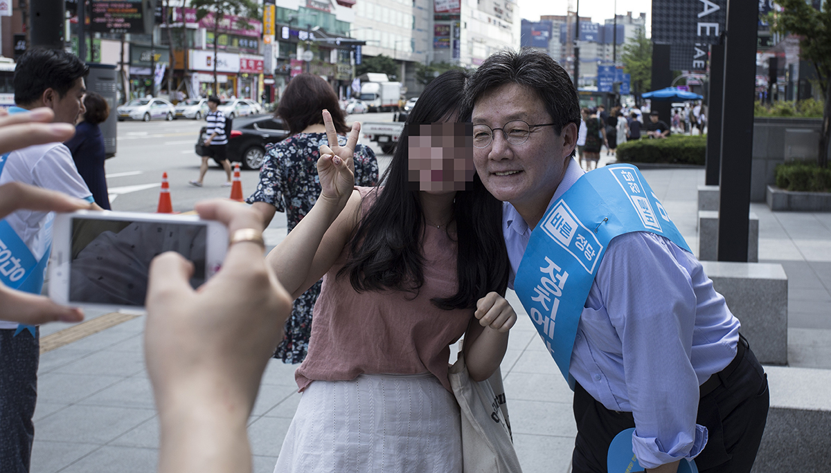 19대 대선후보였던 유승민 의원이 11일 오후 충남 천안을 찾아 지지를 호소했다.