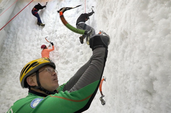 빙벽 타기 교육 및 체험 중인 사람들(자료사진)