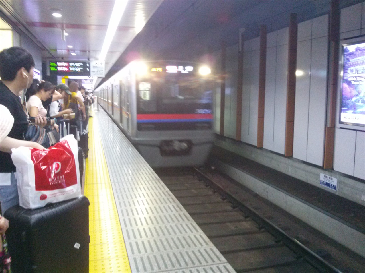 게이세이 특급 전철은 한국 지하철과 차이가 없다. 차이점이라면 승객과 전철 사이에 스크린 도어가 없다는 것이다.