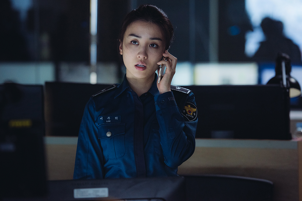  영화 <청년경찰>의 한 장면. 박하선이 맡은 선배 경찰 주희는 이 영화의 여성 캐릭터 중에서 그나마 존재감이 있다. 