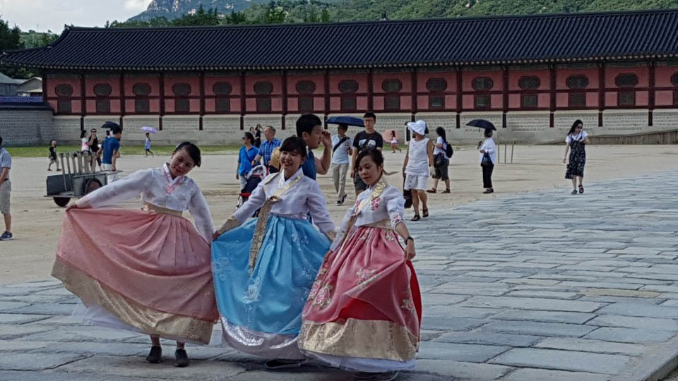 11일 오후 서울 경복궁 흥례문 앞에서 외국인 관광객들이 한복을 입고 서서 즐거워하고 있다.