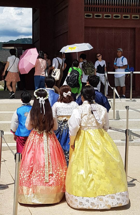 11일 오후 서울 경복궁 흥례문 앞에서 외국인 관광객들이 한복을 입고 입장하고 있다.