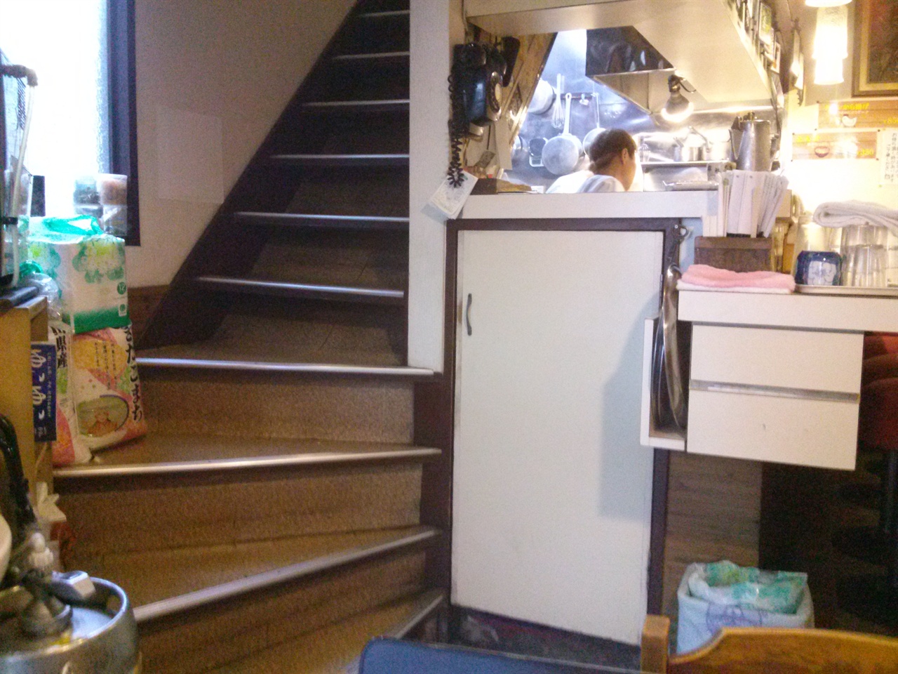 키친토모의 주인 할머니는 주방에서 이 작은 문을 열고 나와 2층으로 올라간다.