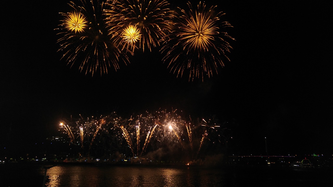 '여수의 밤, 그리고 별'이라는 주제로 열린 여수밤바다 불꽃축제 모습