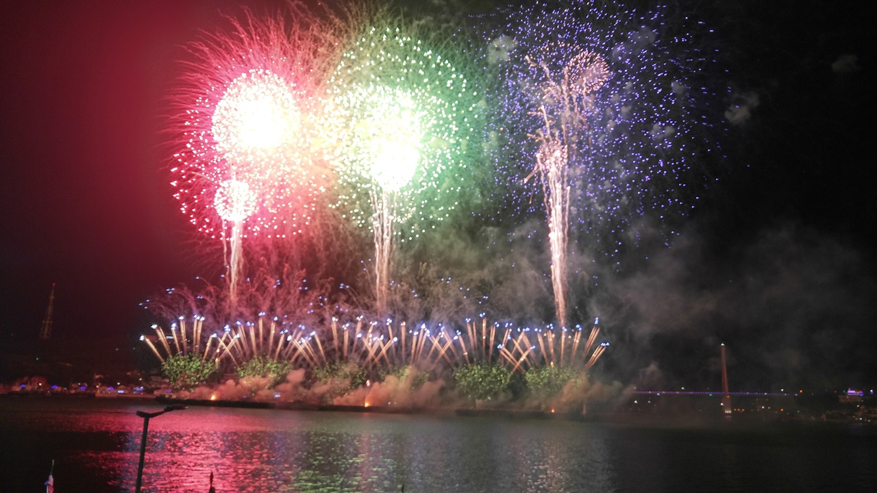 '여수의 밤, 그리고 별'이라는 주제로 열린 여수밤바다 불꽃축제 모습