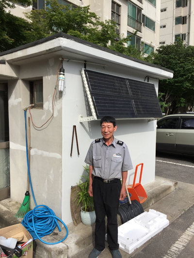 아파트 경비실 밖에 설치된 태양광 발전기 0.26kW ‘에너지나눔햇빛발전소’ 1대가 1년 간 생산하는 전기는 대략 200kWh 정도다.
