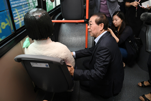 박원순 서울시장이 14일 '소녀상 버스'에 탑승해 소녀상을 바라보고 있다.