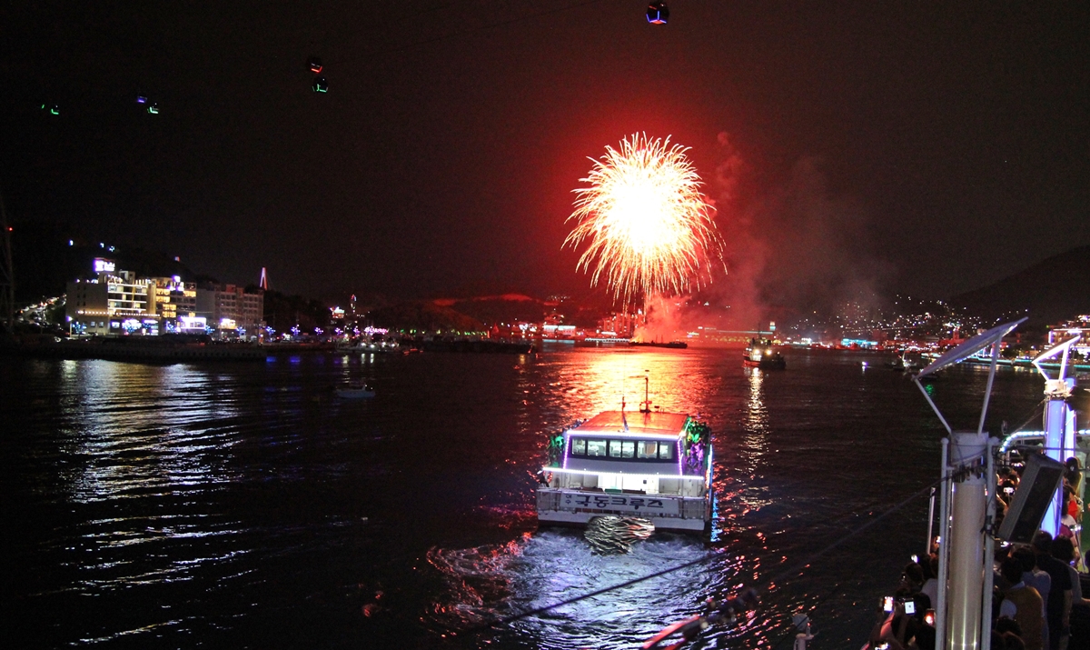 유람선 이사부크루즈에서 바라 본 ‘여수 불꽃축제'의 아름다운 모습이다. 
