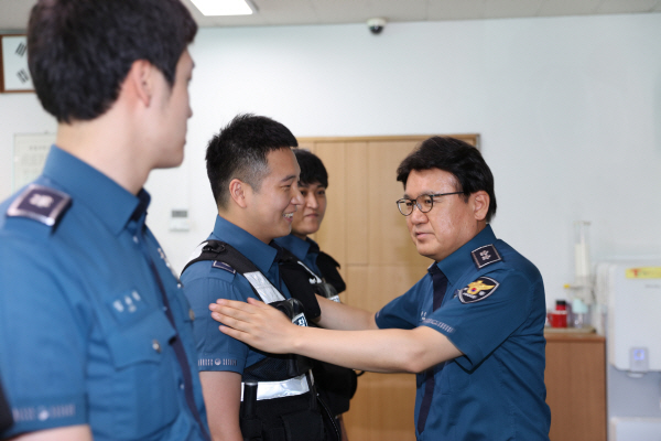 
지난 3일 울산지방경찰청장(치안감)으로 부임한 황운하 청장이 4일 오후 12시 울산 남구 삼산지구대를 방문해 직원들을 격려하고 있다 




