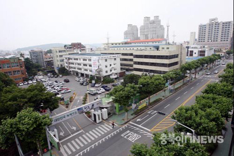  지난 7월 청주시가 발주한 내수공공가축분뇨처리장 위탁업체 선정을 놓고 뒷말이 나오고 있다.