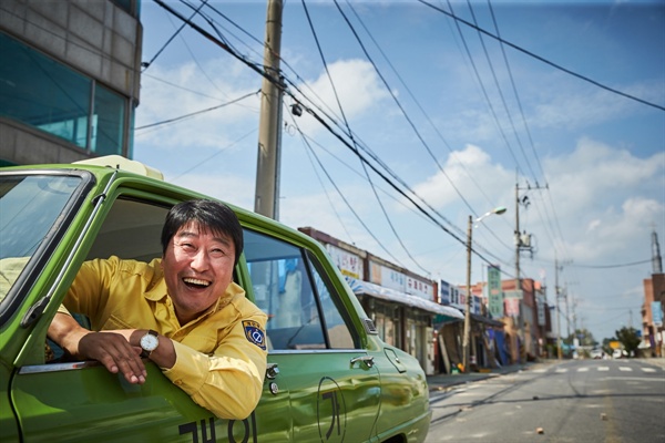  <군함도>와 달리 <택시운전사>는 광주, 그리고 주인공 김만섭에 대한 연민어린 시선을 거두지 않는다. 