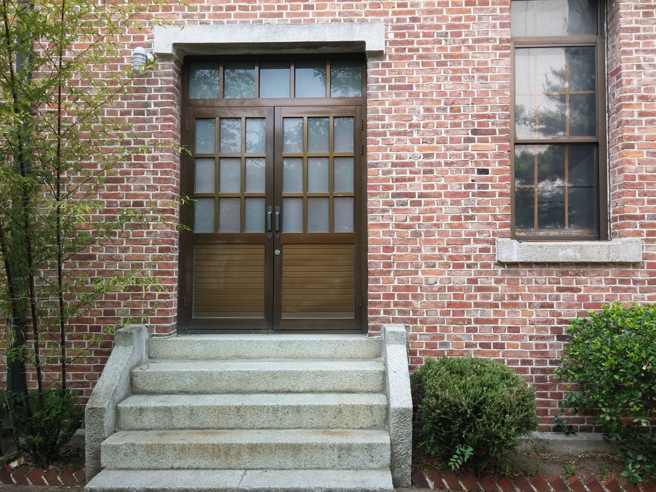 문과 창문에 설치된 인방석이 강조하는 수평성이 인상적이다.
