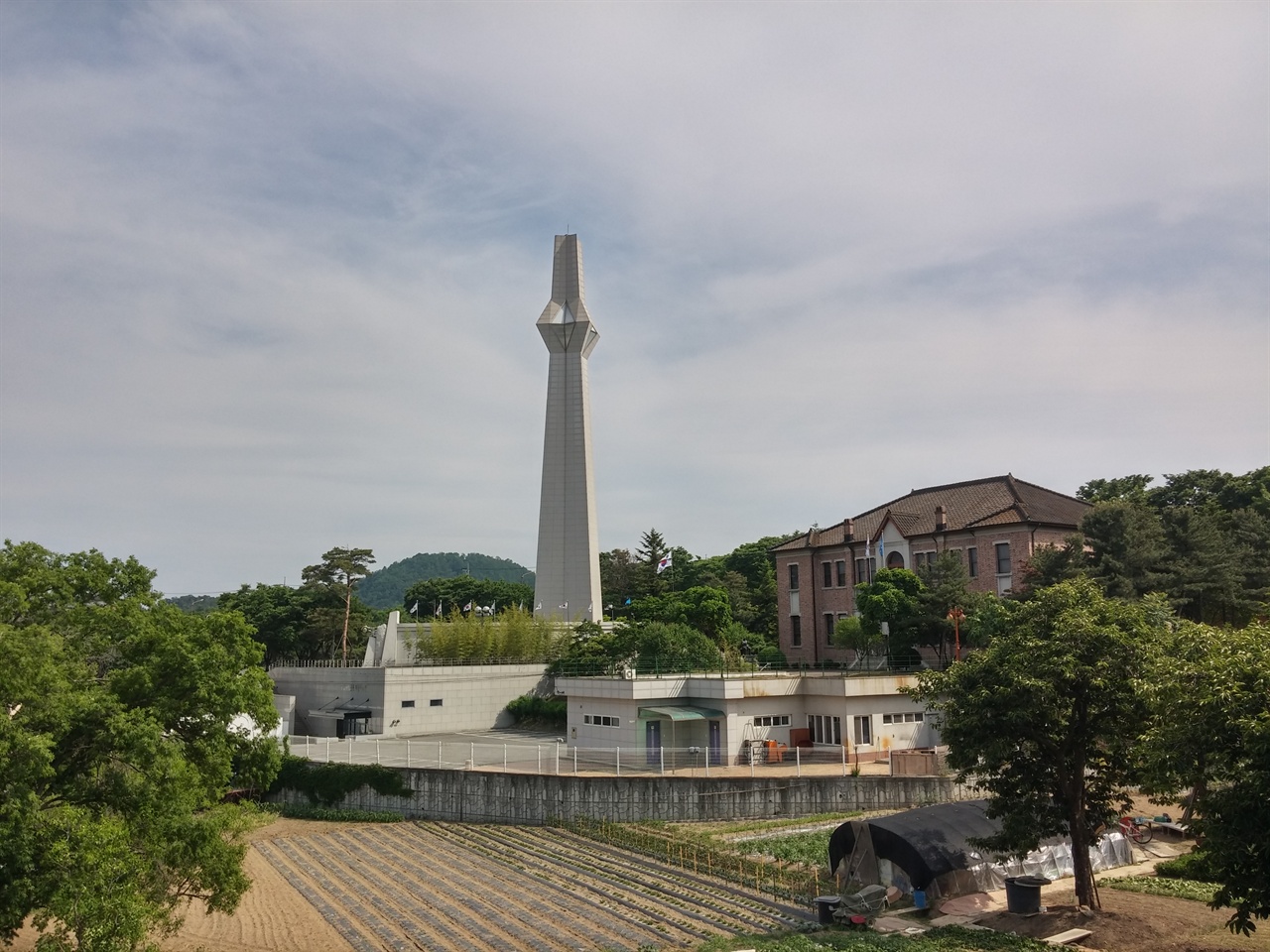 조양회관(오른쪽)과 대구·경북 항일운동기념탑(왼쪽)