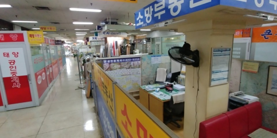 서울 송파구 잠실5단지 인근 상가, 대부분 부동산 중개업소들이 문을 닫았다. 