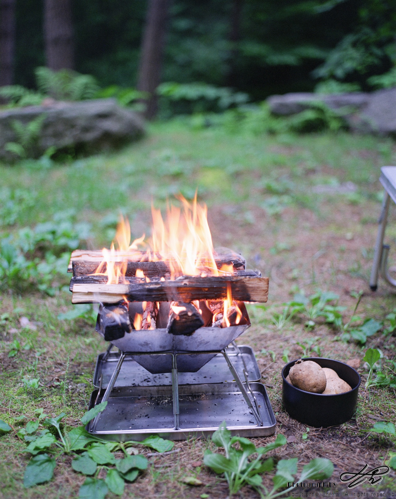모닥불과 감자 (67ii/Pro160NS)장작에 불이 절반 정도 사그라들면 감자를 넣고, 모두 사그라들면 잔불의 기운으로 고기를 구울 것이다.