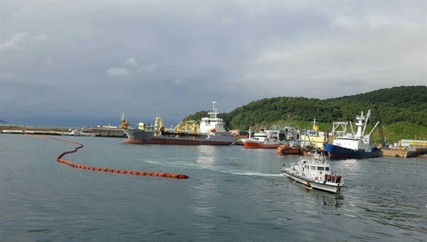 부산 감천항에 정박 중이던 예인선에서 기름 유출사고가 발생해 방제작업이 벌어지고 있다.