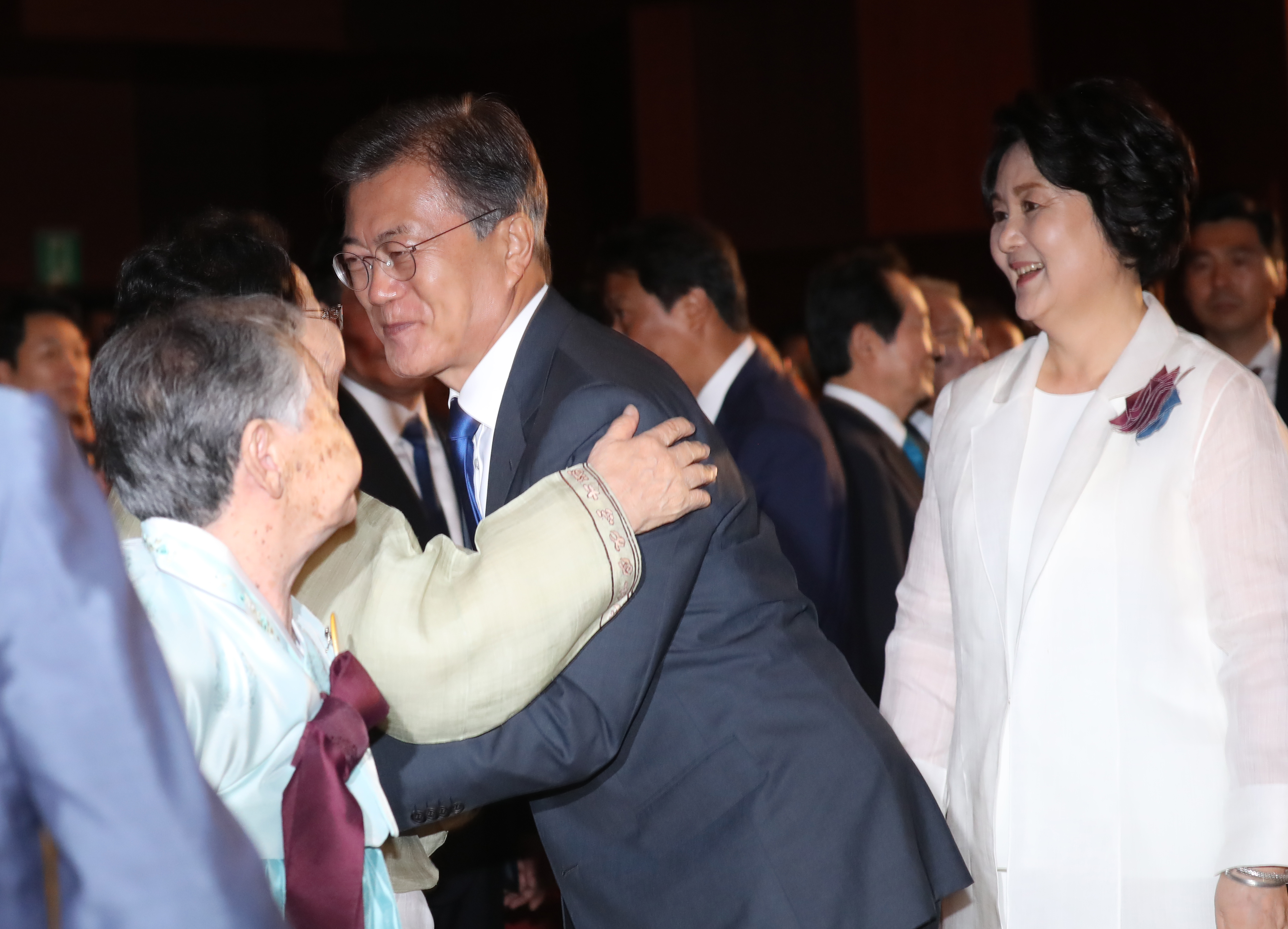 문재인 대통령이 15일 오전 세종문화회관에서 열린 제72주년 광복절 경축식에 참석하며 일본군 위안부 피해자인 이용수 할머니와 인사하고 있다.