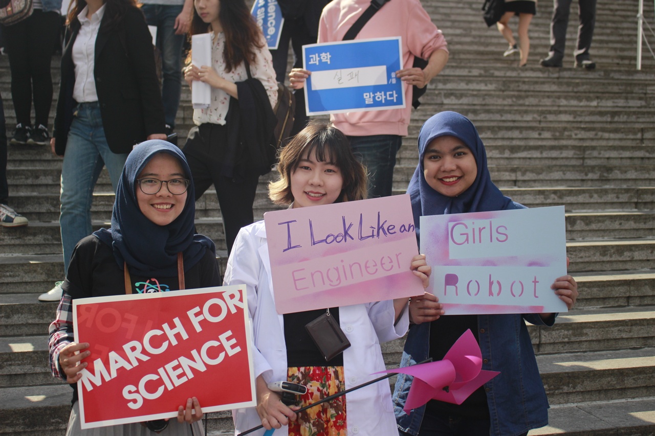 올해 초 서울 광화문에서 열린 '함께하는 과학행진(March For Science)'에 참가한 모습. #IlookliakanEngineer 해시태그 운동에 맞춰 치마와 하이힐 차림으로 행진했다.