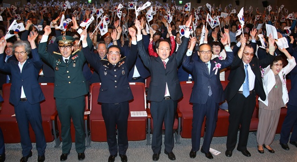 경남도청 신관 대강당에서 15일 오전 '제72주년 광복절 경축식'이 열렸다.