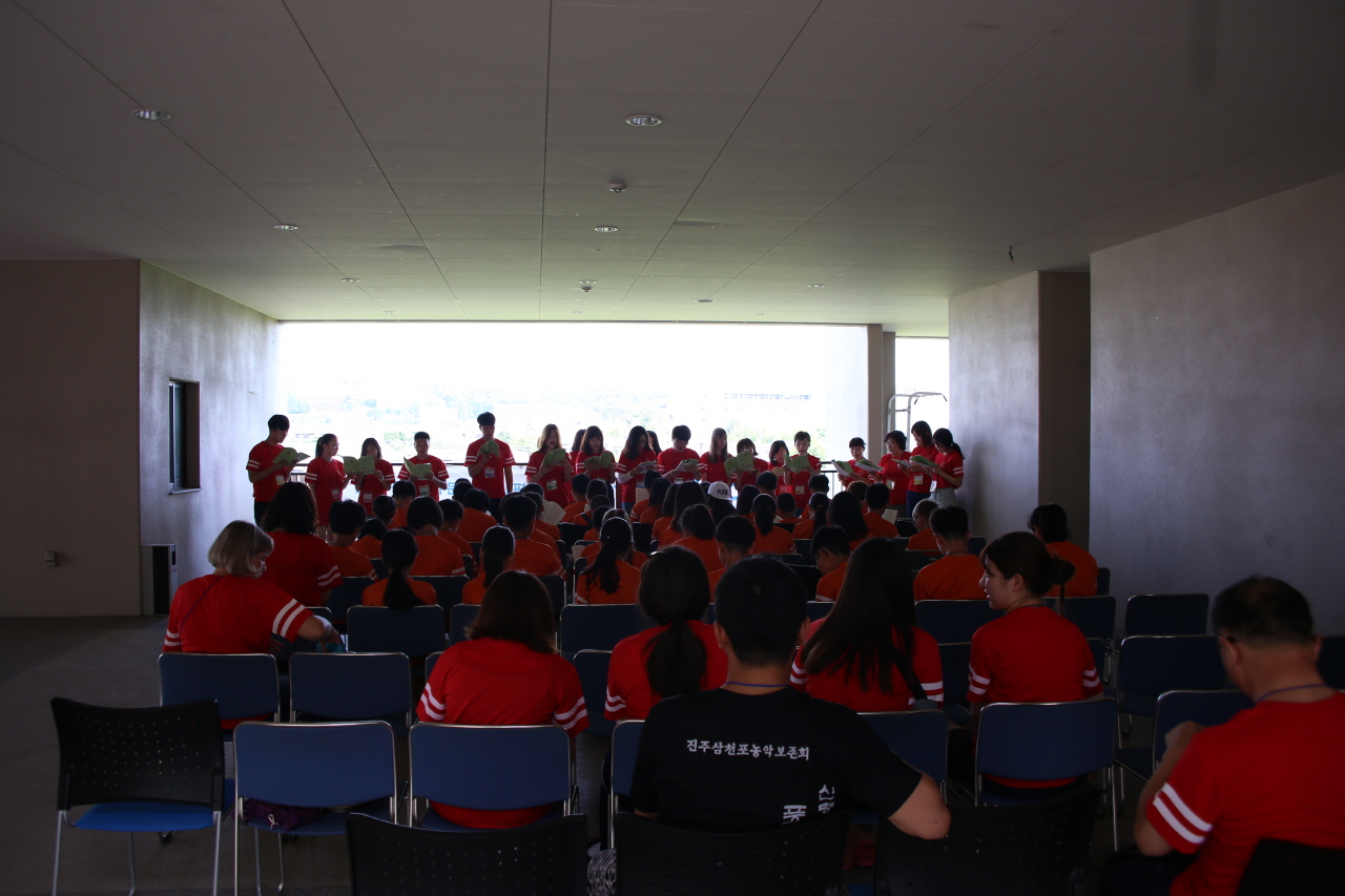 80여명의 참가들과 함께 한 제13회 어린이희망학교 입교식.